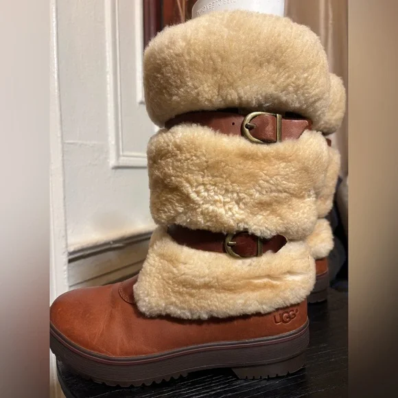 UGG Australia Lilyan Mahogany Waterproof Leather boots - Like New - Picture 6 of 13